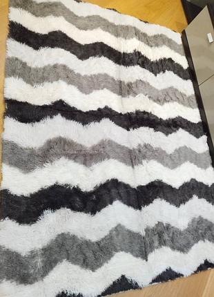 Очень стильный ковер с густым ворсом