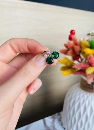 Мінімалістичні сережки камінці зелені цирконії з покриттям4 фото
