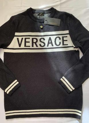 Свитер versace черного цвета с белой вышивкой в наличии