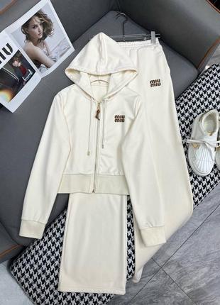 Женственный спортивный костюм в стиле miumiu