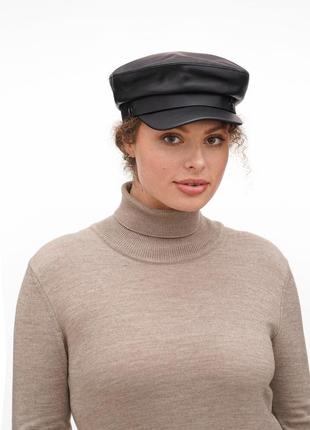 Женская чорна байкерская кепка из єко-кожи 55-56см