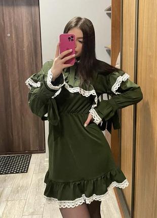 Сукня з мереживом на запах