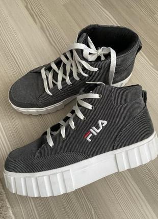 Осенние высокие теплые кроссовки fila, размер 40!стелька 26 см. состояние новых. утепленные