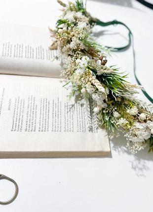 Венок в стиле малюток с искусственными травами и сухоцветами