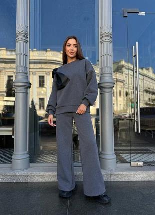 Стильний теплий костюм