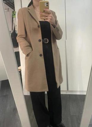 Пальто в бежевому кольорі