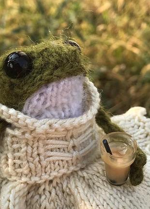 Вязаная игрушка лягушка с пинтерепитом