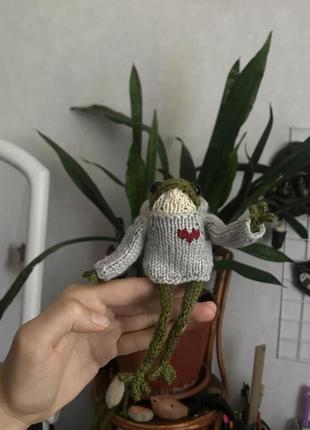 Вязаная игрушка лягушка с пинтерепитом
