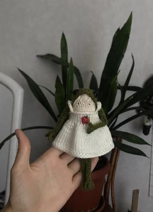 Вязаная игрушка лягушка с пинтерепитом