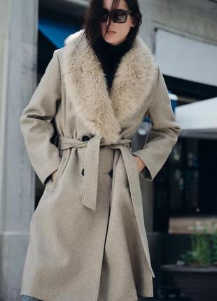Пальто з хутром бежеве zara