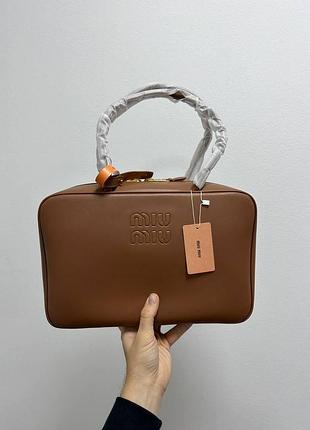 Жіноча сумочка miu miu коричнева leather beau top-handle bag 34 х 22 х 10 см