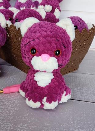 Игрушка плюшевая вязаная котик