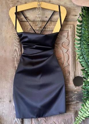 Коротка чорна сукня
