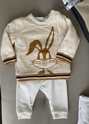Бежевая кофточка с зайчиком