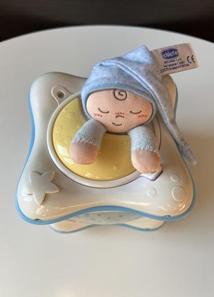 Музыкальный проектор chicco «радуга» c волшебными проекциями и мягкими мелодиями для сладких снов малыша.