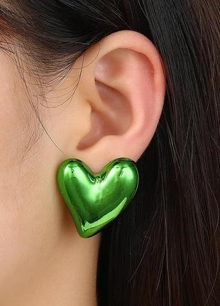 Большие серьги зеленое сердце топ сезона яркие сережки
