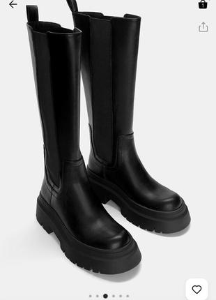 Козаки чорні до колін чоботи чорні з вставкою pull&bear