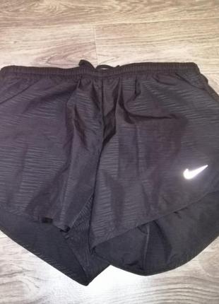 Женские спортивные шорты nike dri-fit. оригинал. размер s.