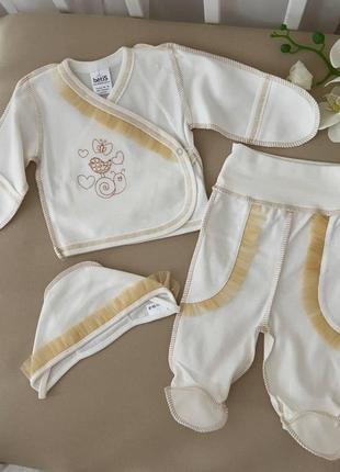 К-м betis "равлик-2"дівчинка розпашонка,повзуни,чепчик з вишивкою молочний/золото інтерлок 27078155 зріст 50