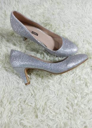 Блискучі сріблясті туфлі, дуже красиві!)