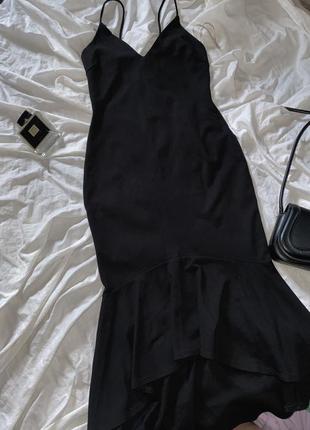 Чорна асиметрична сукня міді на бретельках з воланами в стилі zara.