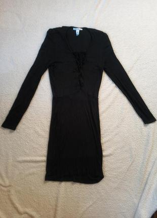 Чорна сукня з глибоким декольте на зав'язках