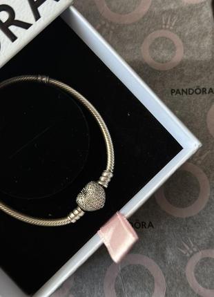 Браслет pandora с сияющей застежкой в форме сердца