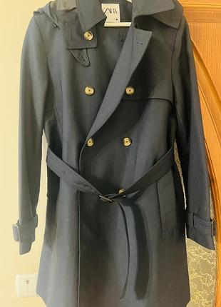 Тренч от zara,стан нового,размер м,цвет синий,капишон отстегивается,на подкладке под пояс, стильилен!