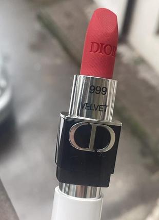 Помада для губ оттенок 999