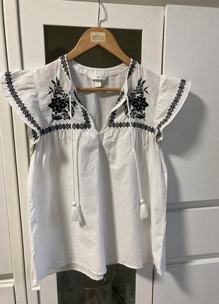 H&m mрр идеальная натуральная белая с черной вышивкой вышиванка блуза рубашка с вышивкой кисточками свободного кроя короткий рукав