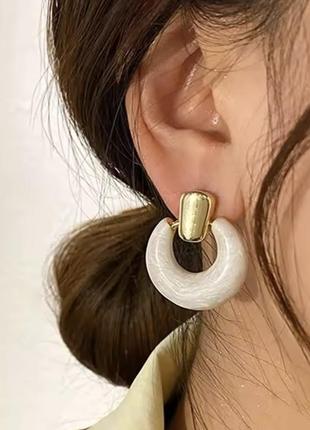 Стильные серьги геометрической формы