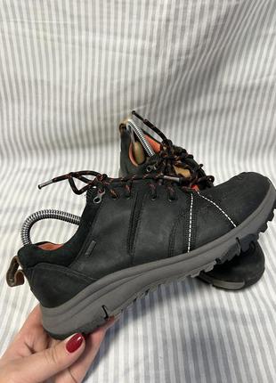 Жіночі спортивні кросівки на gore-tex clarks