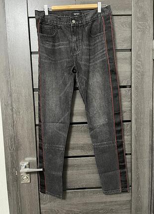 Черные джинсы boohoo man с черными атласными лентами и красными краями с лампасами