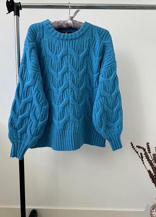 Светри с объемными рукавами и плетеными косами