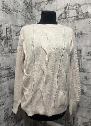 Бежевый молочный свитер красивая вязка на рукавах