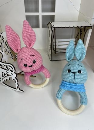 Іграшка ручної роботи , брязкальце вʼязане гачком «зайчик» , подарунок на виписку, під замовлення та і наявності