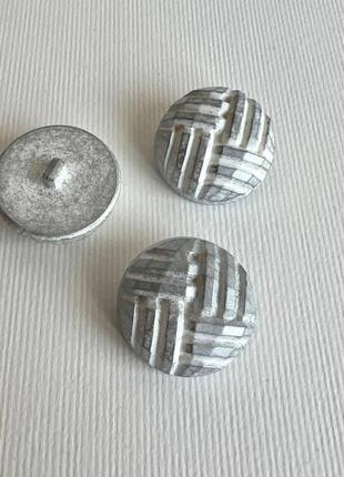 Ґудзик костюмний з гранями на ніжці сірий 27мм пластик