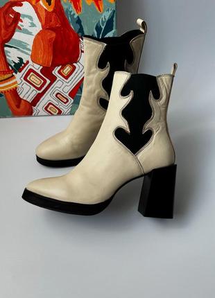 Світло-бежеві кремові ботильйони з чорною вставкою