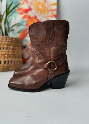 Коричневі чоботи козаки з пряжками