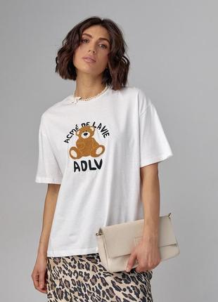 Трикотажная футболка с фактурным медвежонком и надписью - молочный цвет, l (есть размеры)6 фото
