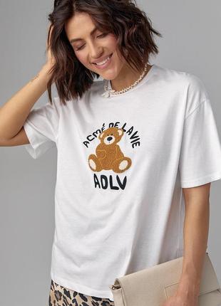 Трикотажная футболка с фактурным медвежонком и надписью - молочный цвет, l (есть размеры)7 фото