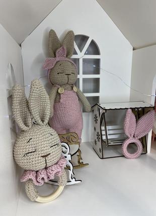 Набір для дівчинки «зайка», комплект подарунковий на виписку ,амігурумі, в'язаний зайчик , брязкальце,іграшка для малюка, hand made