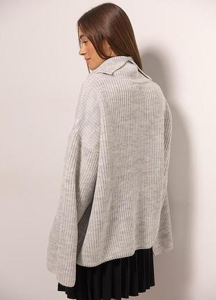 Жіночий в'язаний светр oversize сірий із розрізом ззаду на комірі