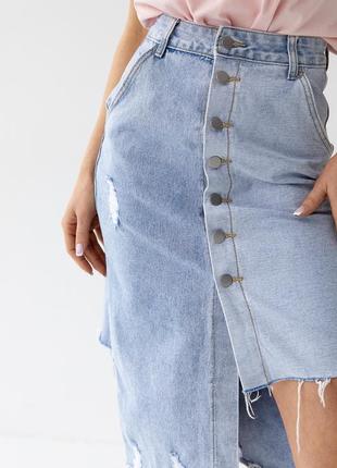 Джинсова спідниця на гудзиках з асиметричним низом джинс.4 фото