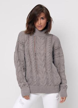 Женский свитер с красивой вязкой