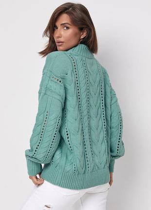 Женский свитер с красивой вязкой