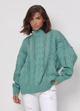 Женский свитер с красивой вязкой