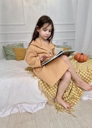 Вафельный детский халат с капюшоном для дома и отдыха светло бежевого цвета8 фото