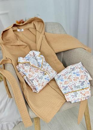 Вафельный детский халат с капюшоном для дома и отдыха светло бежевого цвета7 фото