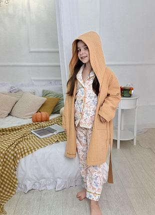 Вафельный детский халат с капюшоном для дома и отдыха светло бежевого цвета6 фото